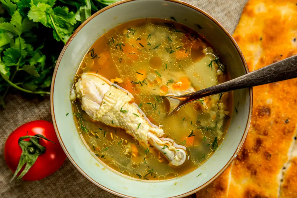 Куриный бульон без специй: 3 ингредиента, которые сохранят вкус
