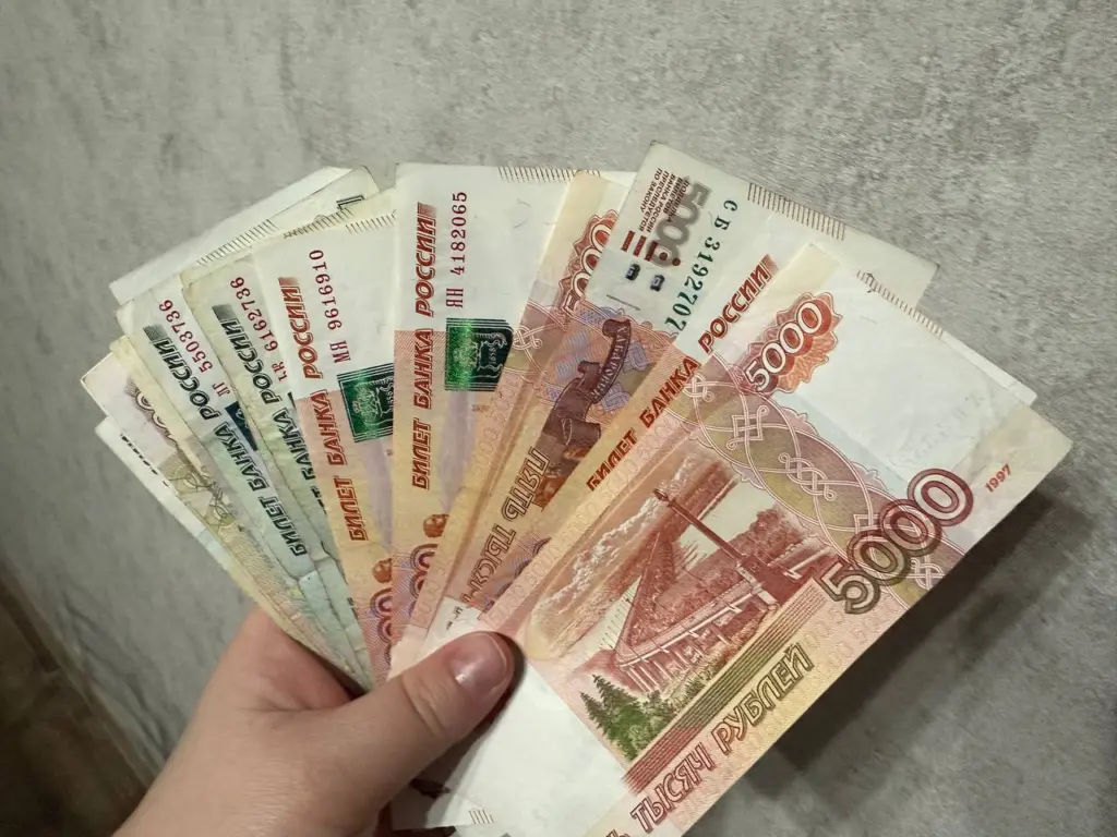 Россияне массово начали снимать наличные деньги: что стало причиной паники