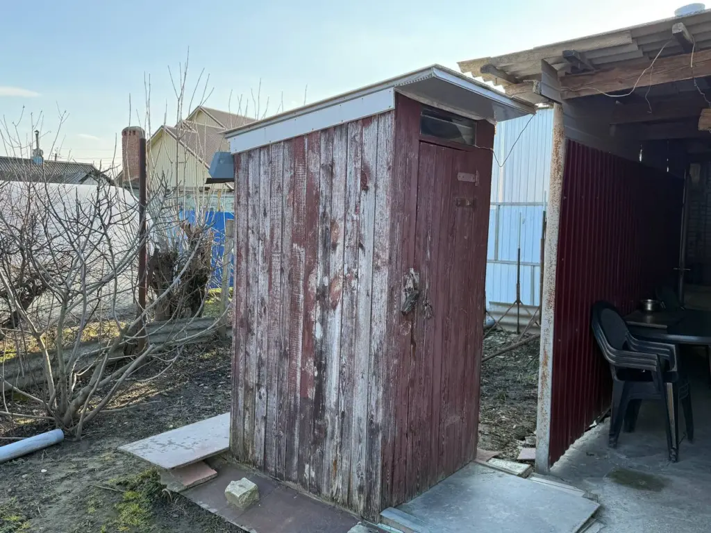 Установил трубу в туалете — теперь в кабинке свежий воздух, как после дождя