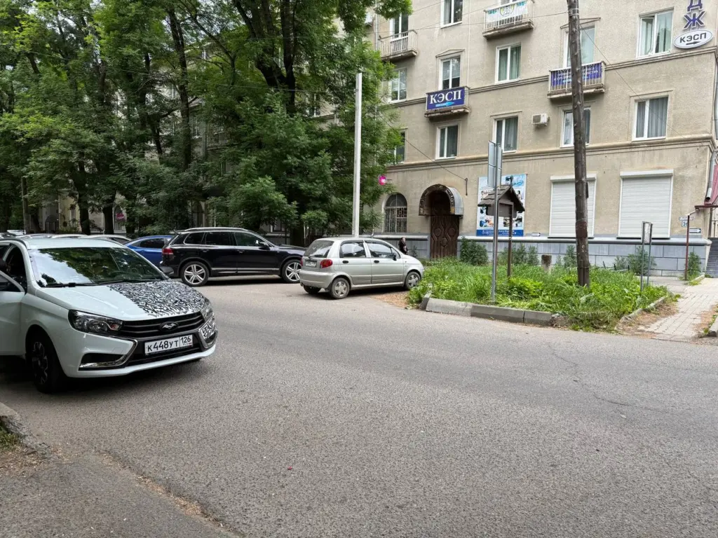Сосед по гаражу посмеялся, а через месяц сам попросил рецепт: натираю уплотнители обычной свечкой — и дверь закрывается как у Maybach
