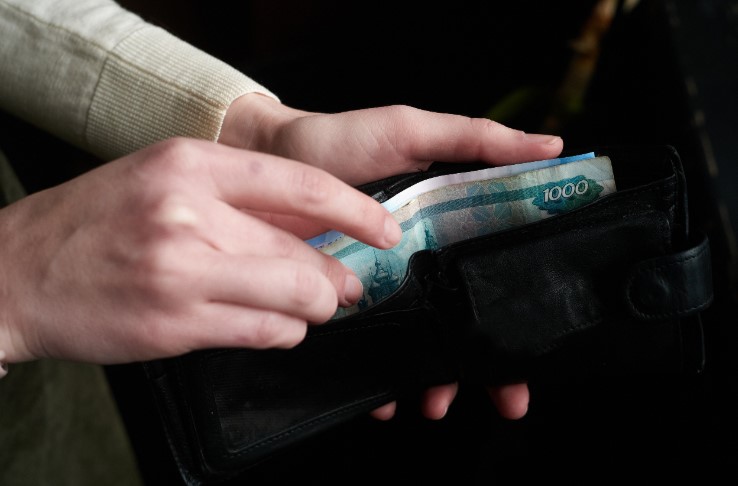Россияне массово переходят на наличные: правительство рассчитывало на обратный результат