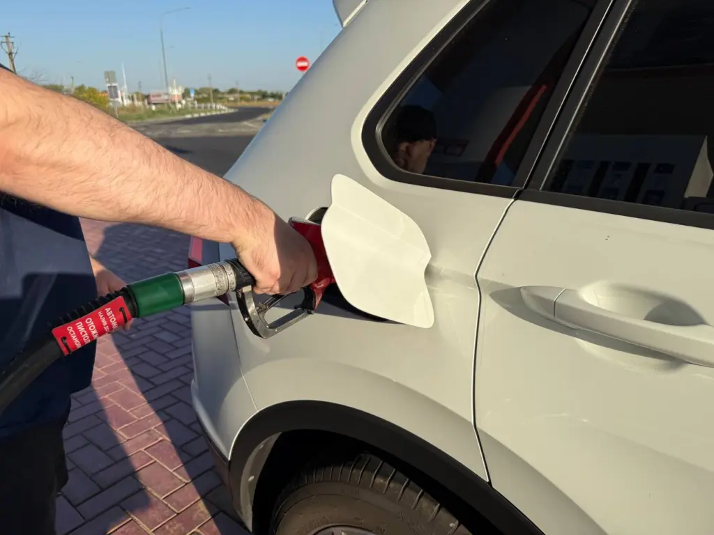 Автомобилистам стоит проверить приложения: на АЗС начались проблемы с бензином