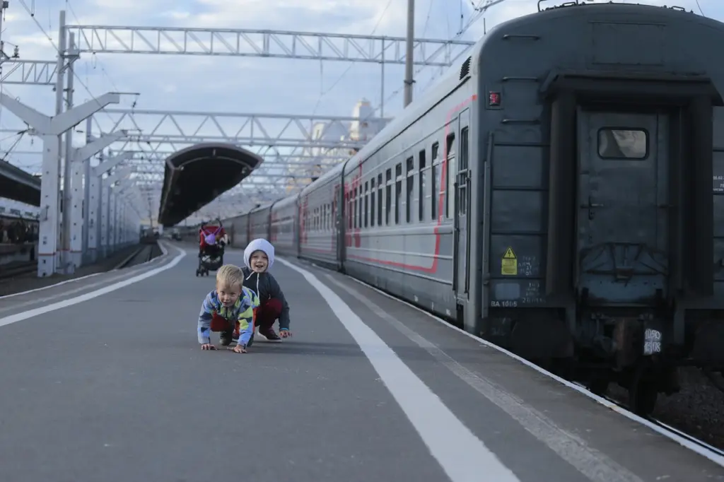 Душ, двухметровая полка и лыжи в шкафу: новшества РЖД в сравнении с привычными советскими купе