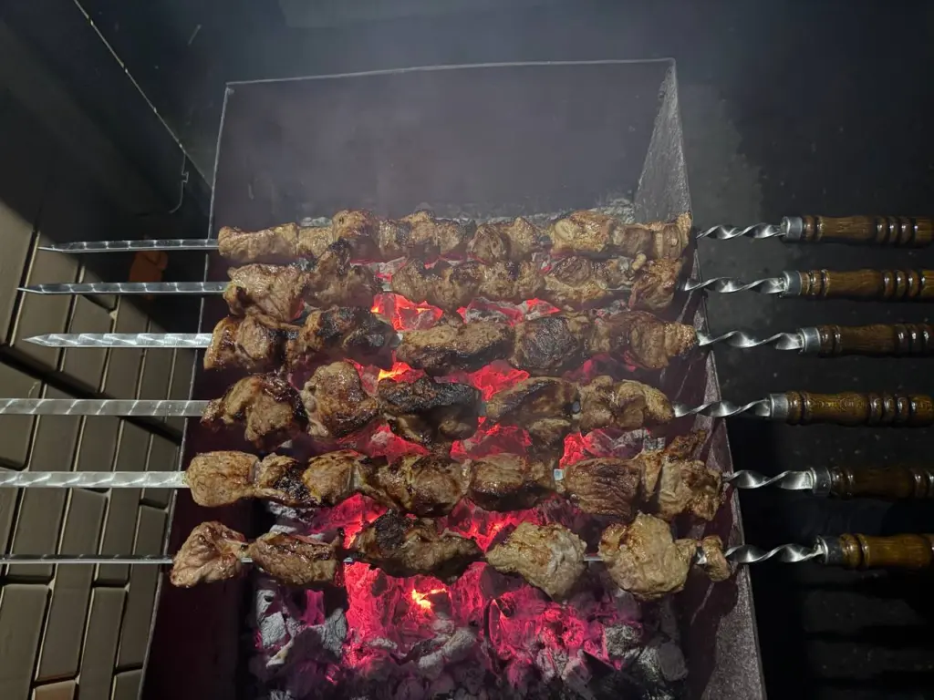Кефирно-горчичный маринад за полчаса превратит мясо в нежное блюдо лучше ресторанного уровня, забудьте про лук с уксусом