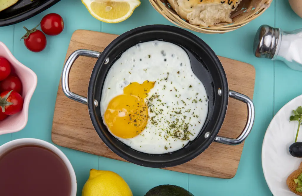 Готовим яичницу без масла: советы врачей для более вкусного и здорового сердца
